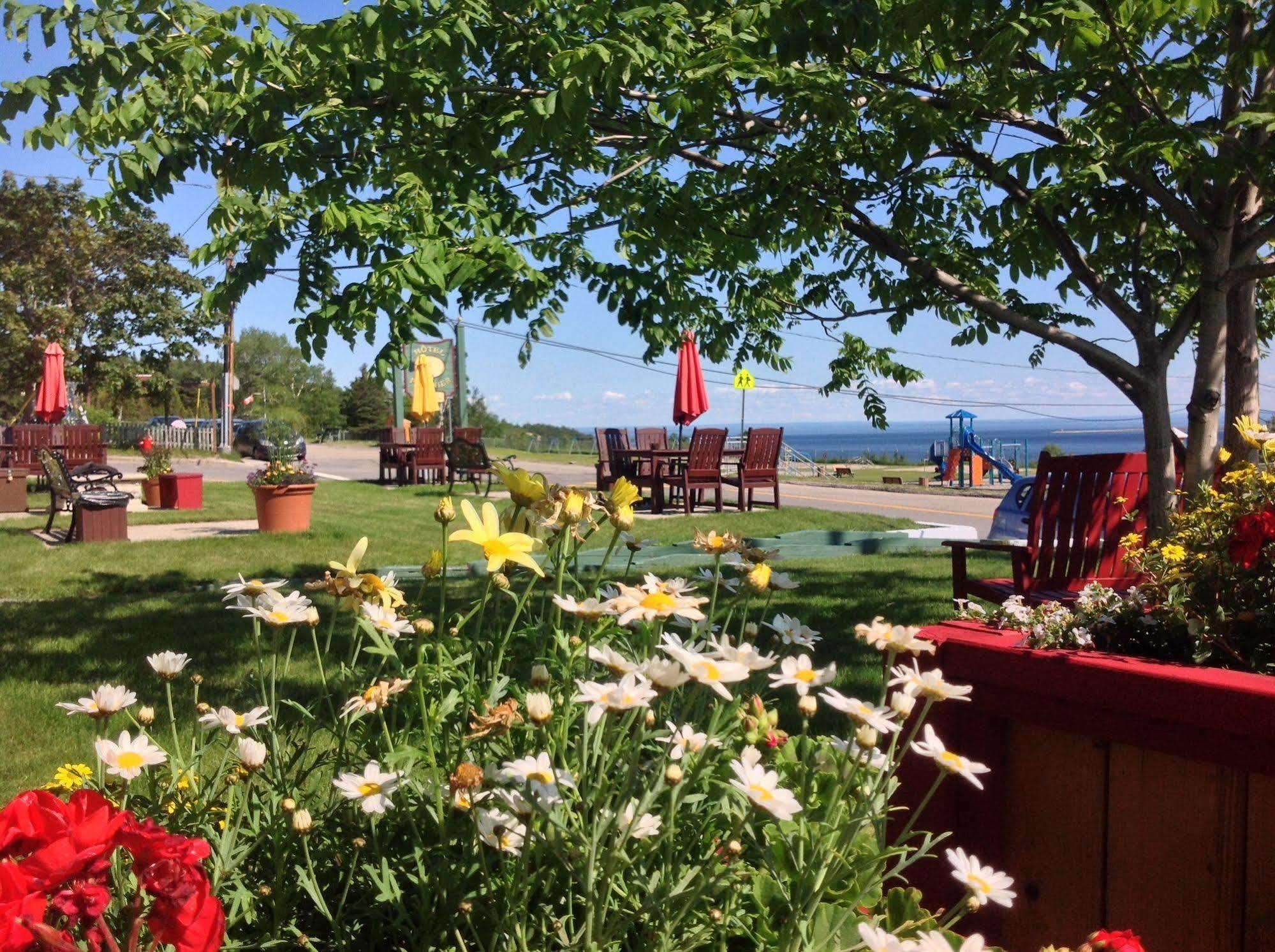 Hotel Le Pionnier Tadoussac Kültér fotó