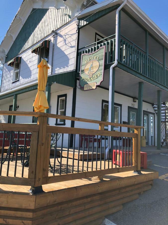 Hotel Le Pionnier Tadoussac Kültér fotó